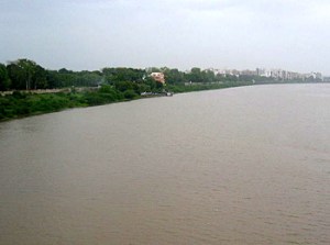 Surat is situated on the banks of the river / सूरत नदी के किनारे स्थित ...